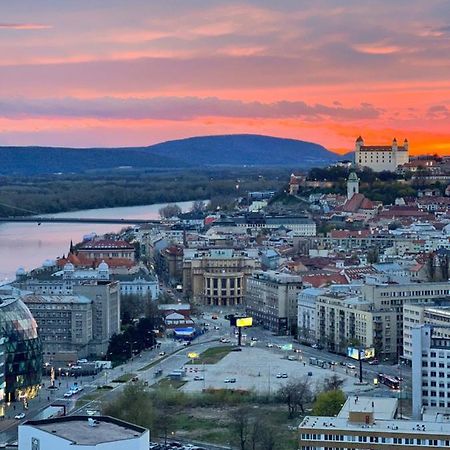 Voir Apartment Братислава Екстериор снимка