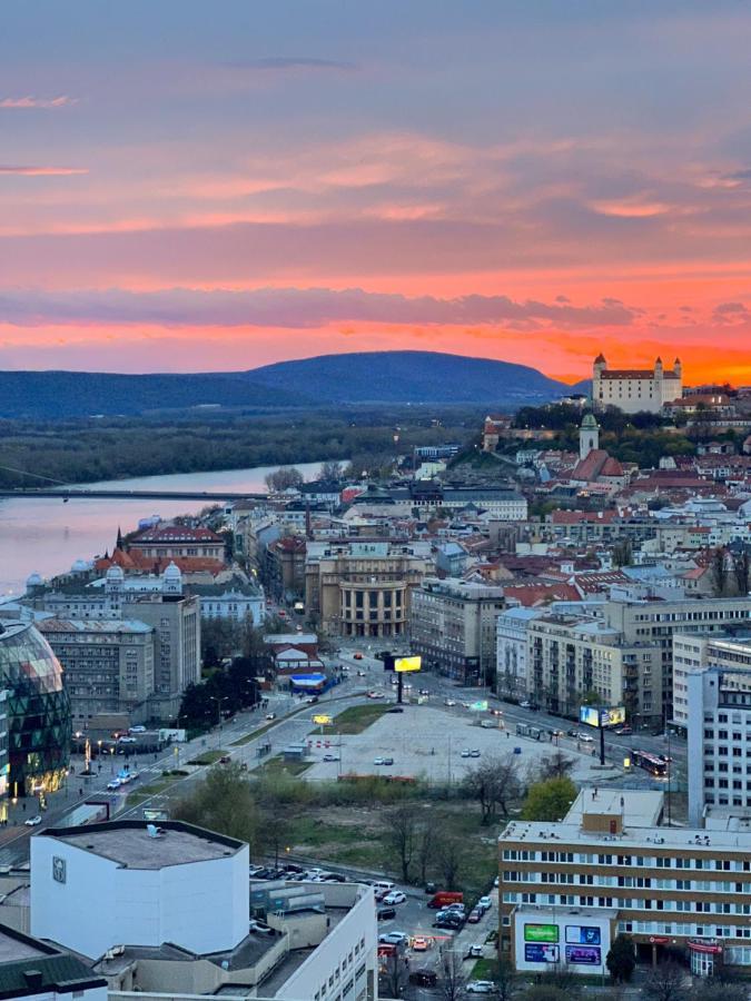 Voir Apartment Братислава Екстериор снимка