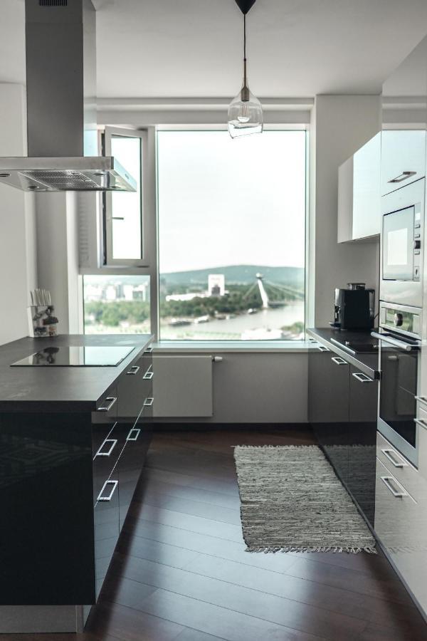 Voir Apartment Братислава Екстериор снимка