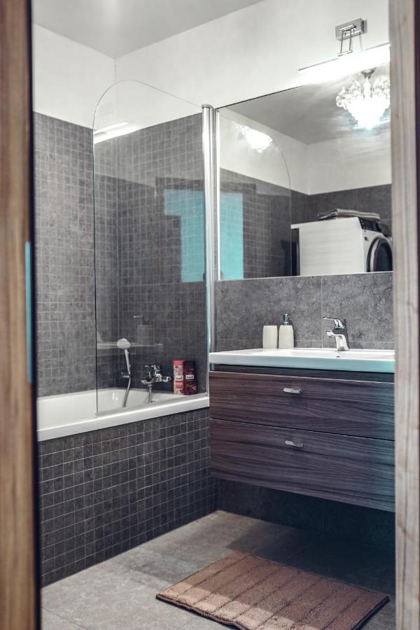 Voir Apartment Братислава Екстериор снимка